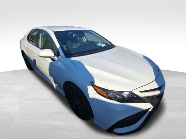 Used 2023 Toyota Camry SE image 5