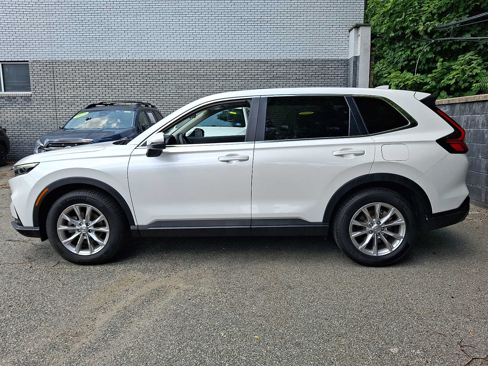 Used 2023 Honda CR-V EX image 6