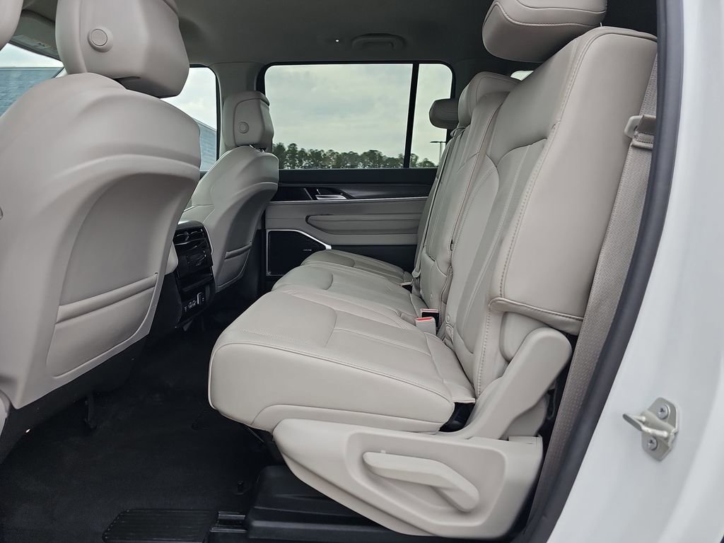 Used 2024 Jeep Wagoneer L Series II image 19