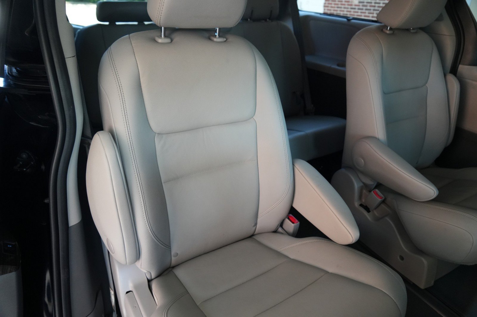 Used 2020 Toyota Sienna XLE Premium AWD/4WD image 36