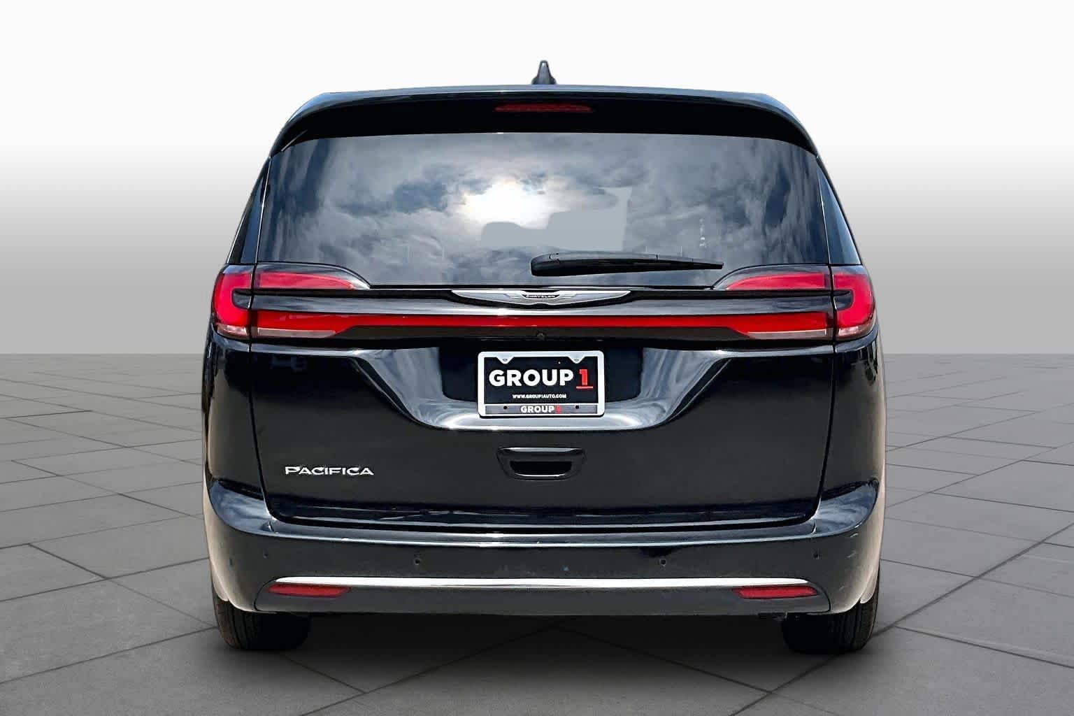 Used 2023 Chrysler Pacifica Touring-L FWD image 4
