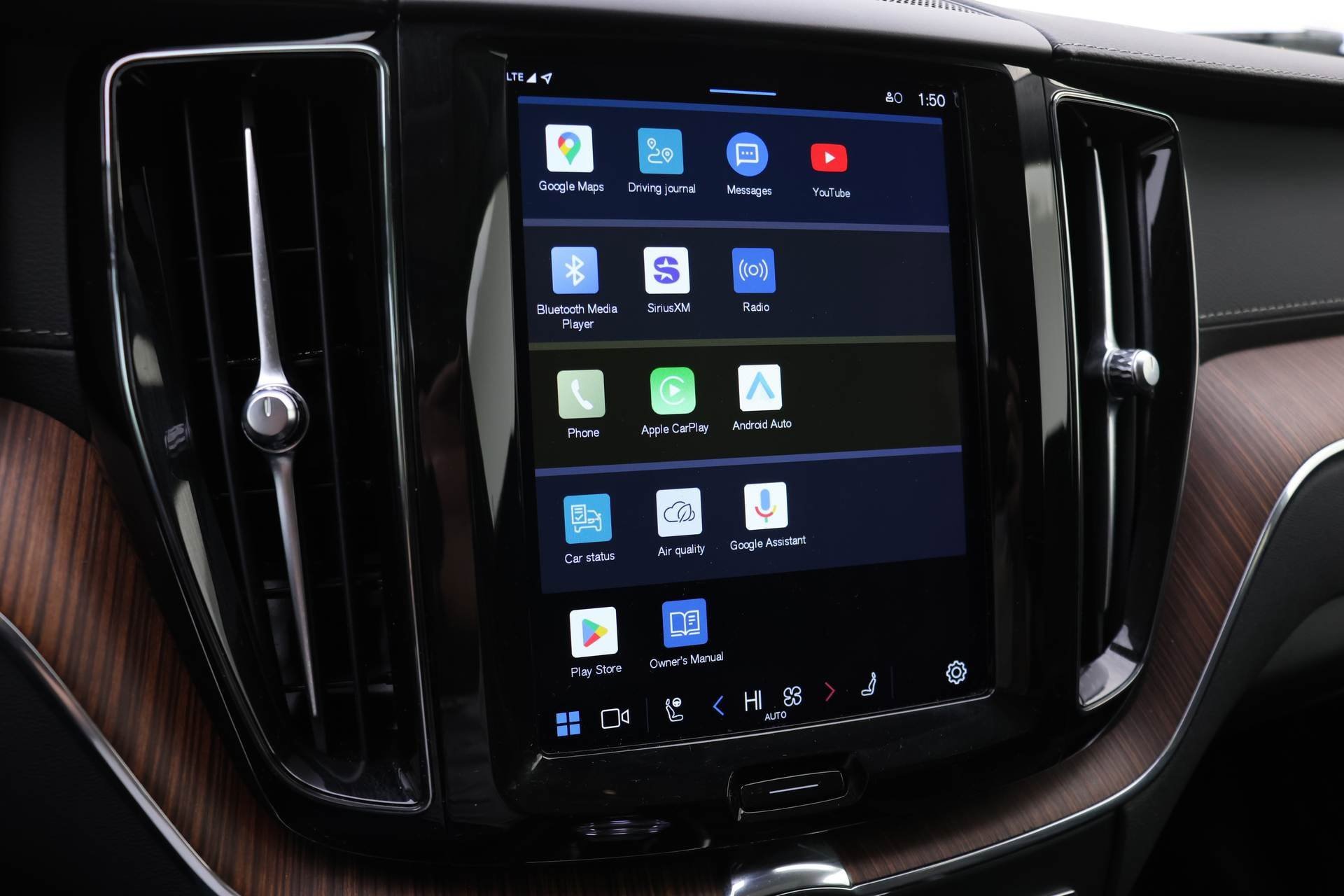 Certified 2023 Volvo XC60 B6 Ultimate w/ Protection Package Premier image 11