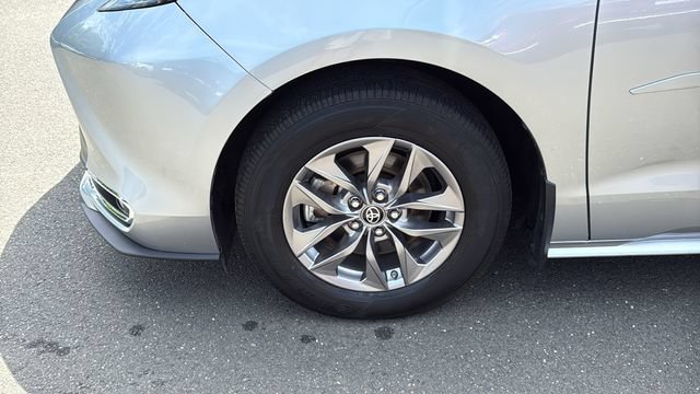 Used 2024 Toyota Sienna XLE AWD/4WD image 5