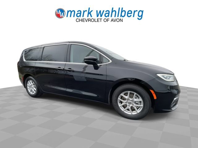 Used 2024 Chrysler Pacifica Touring-L image 2