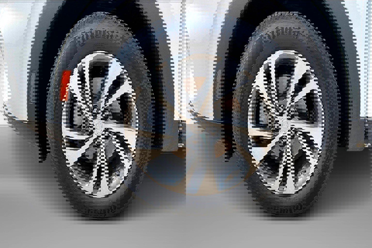 Used 2021 Buick Envision Essence image 2