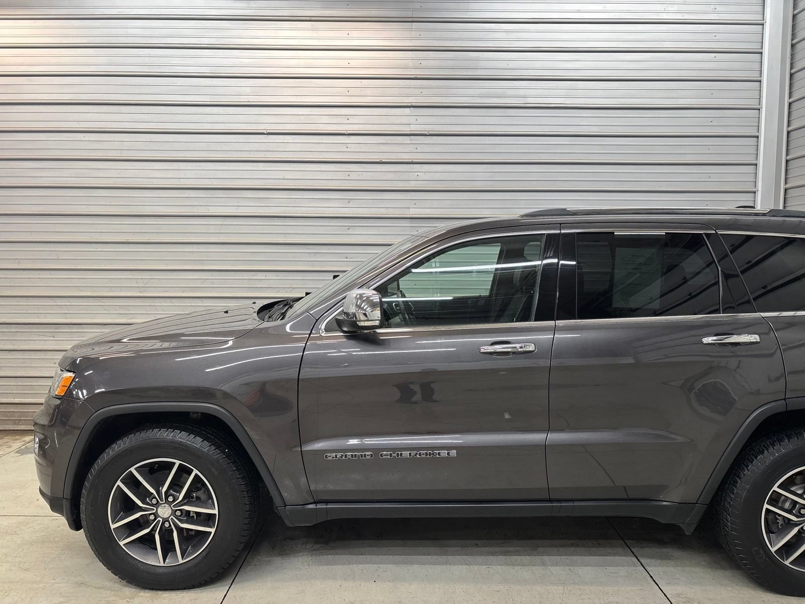Used 2018 Jeep Grand Cherokee Limited AWD/4WD image 3