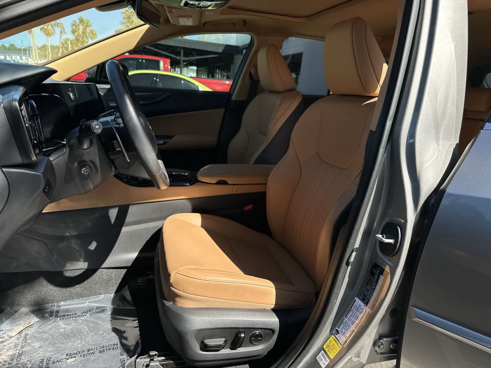 Used 2025 Lexus NX 250 FWD w/ Towing Package (2000 Lbs) image 3