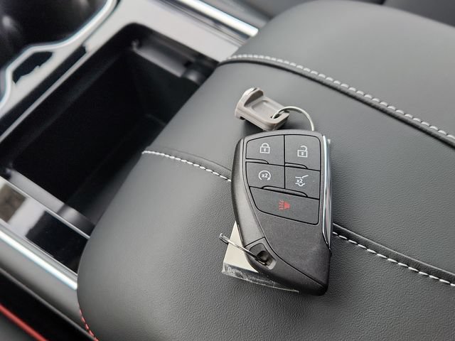 New 2027 Chevrolet Traverse RS w/ LPO, Floor Liner Package FWD image 33