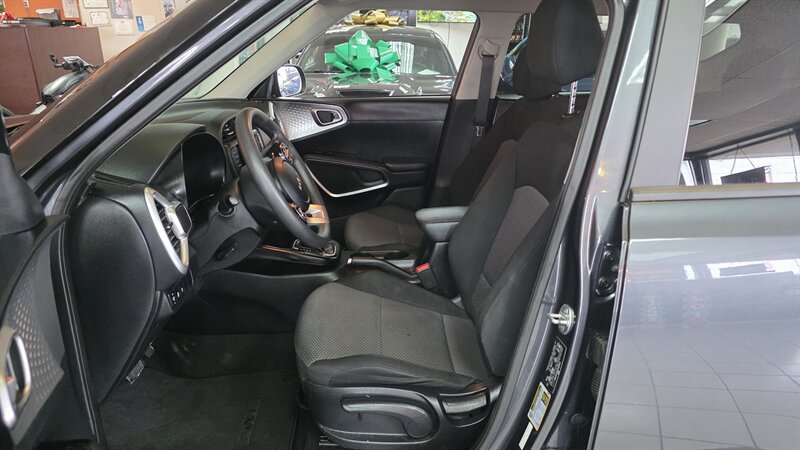 Used 2023 Kia Soul LX w/ LX Technology Package FWD image 9