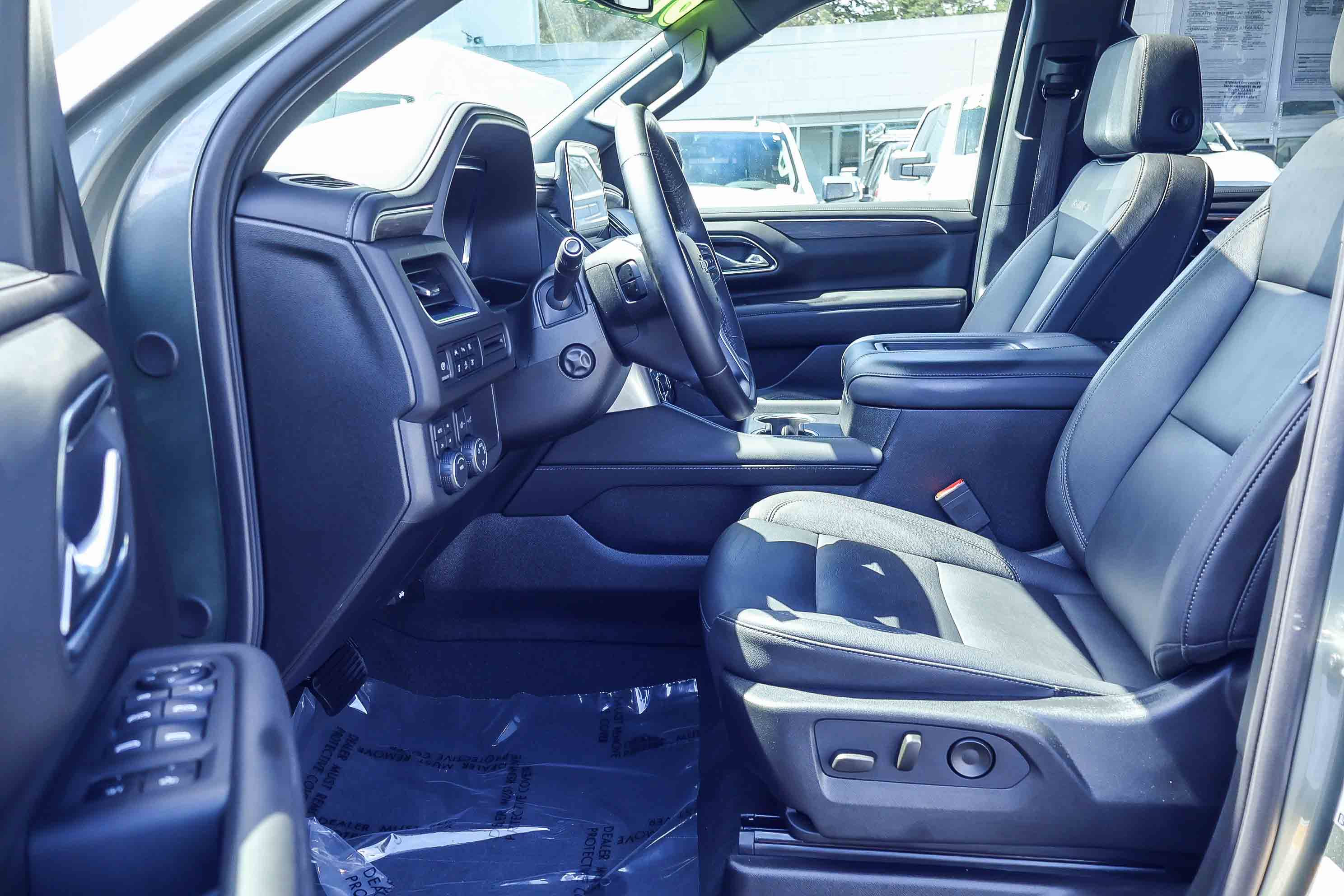 Used 2023 Chevrolet Tahoe Z71 w/ Luxury Package AWD/4WD image 2