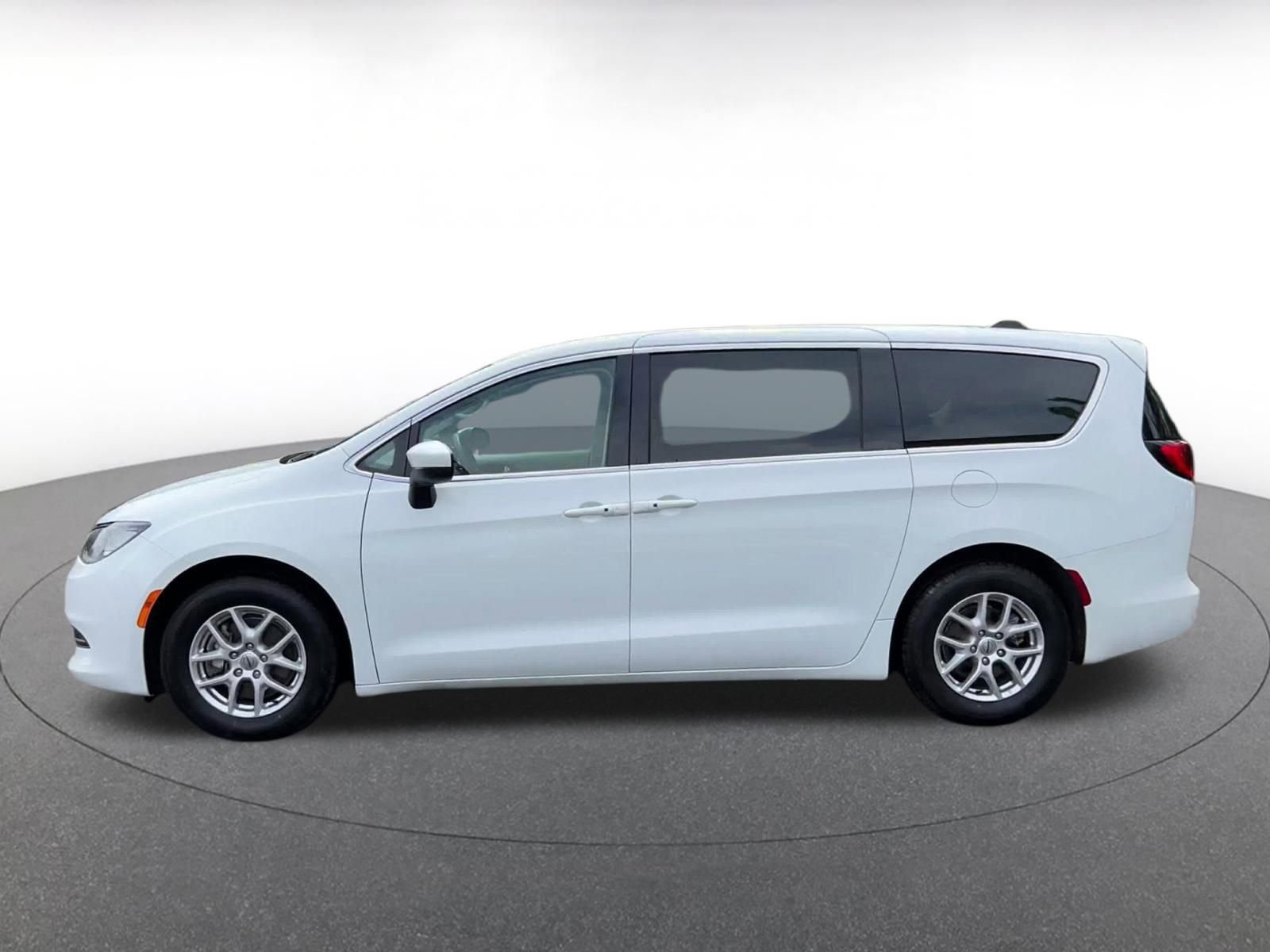 Used 2023 Chrysler Voyager LX image 9
