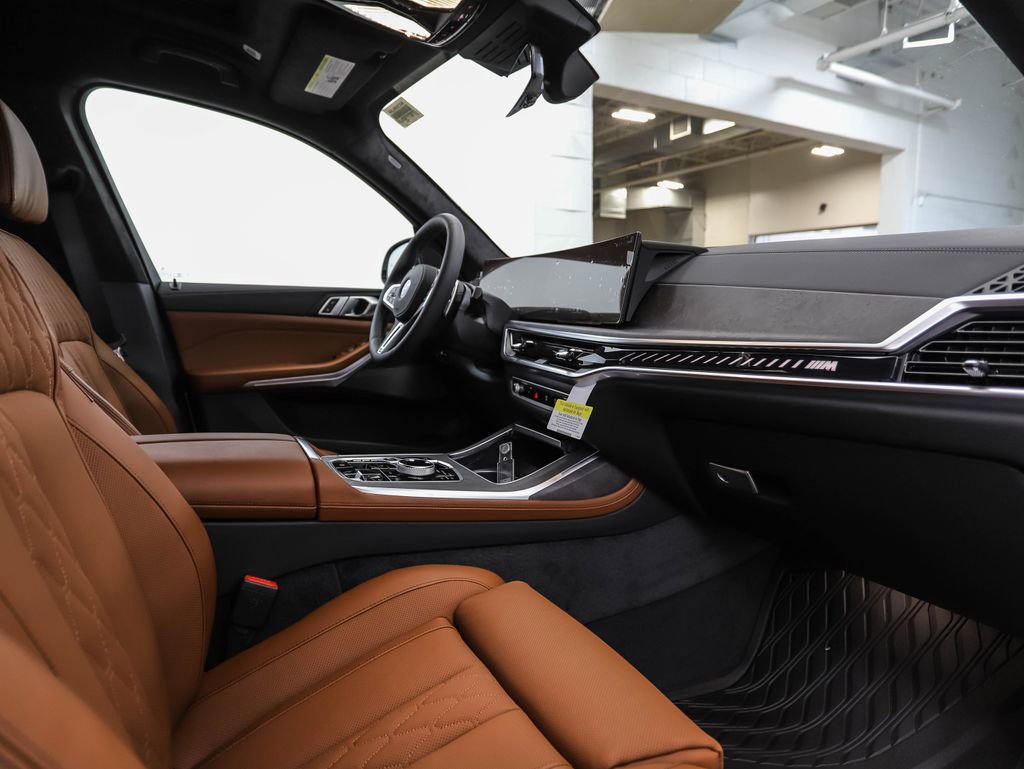 Used 2025 BMW X7 M60i image 32