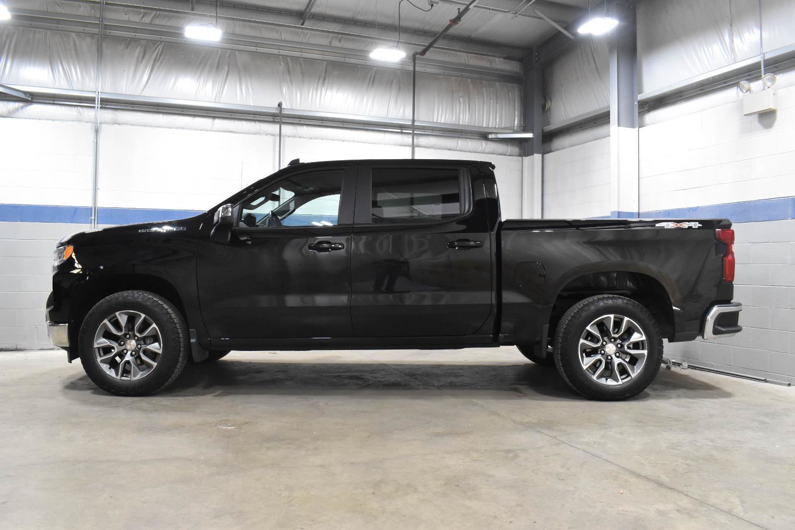 Used 2024 Chevrolet Silverado 1500 LT AWD/4WD image 24