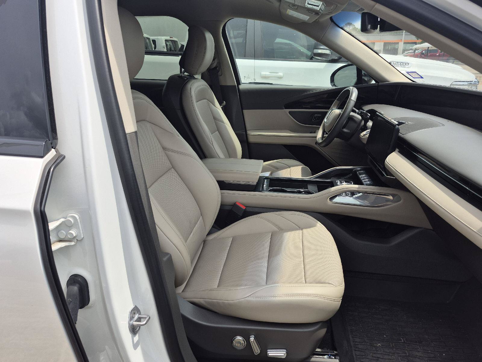 Used 2024 Lincoln Nautilus Premier AWD/4WD image 10