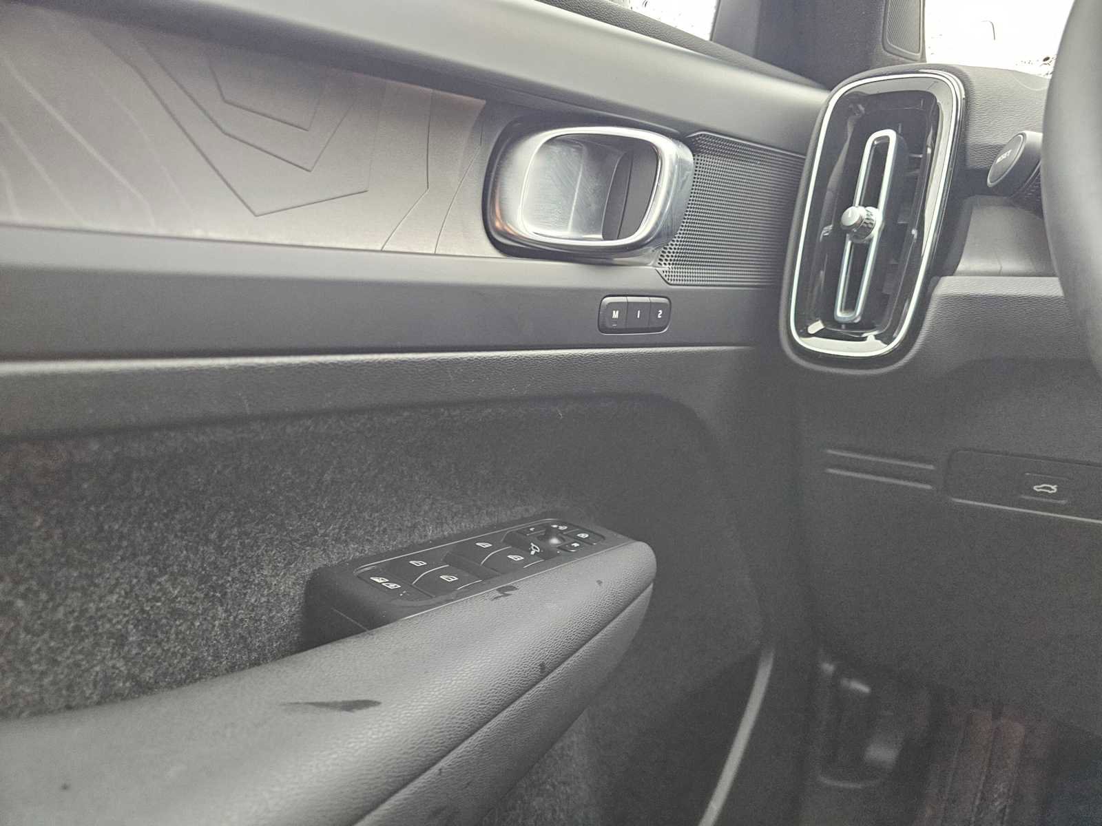 Certified 2023 Volvo XC40 Recharge Plus image 31