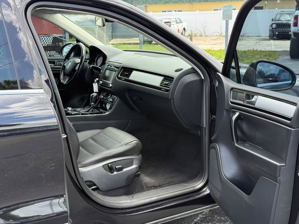 Used 2015 Volkswagen Touareg Sport image 16