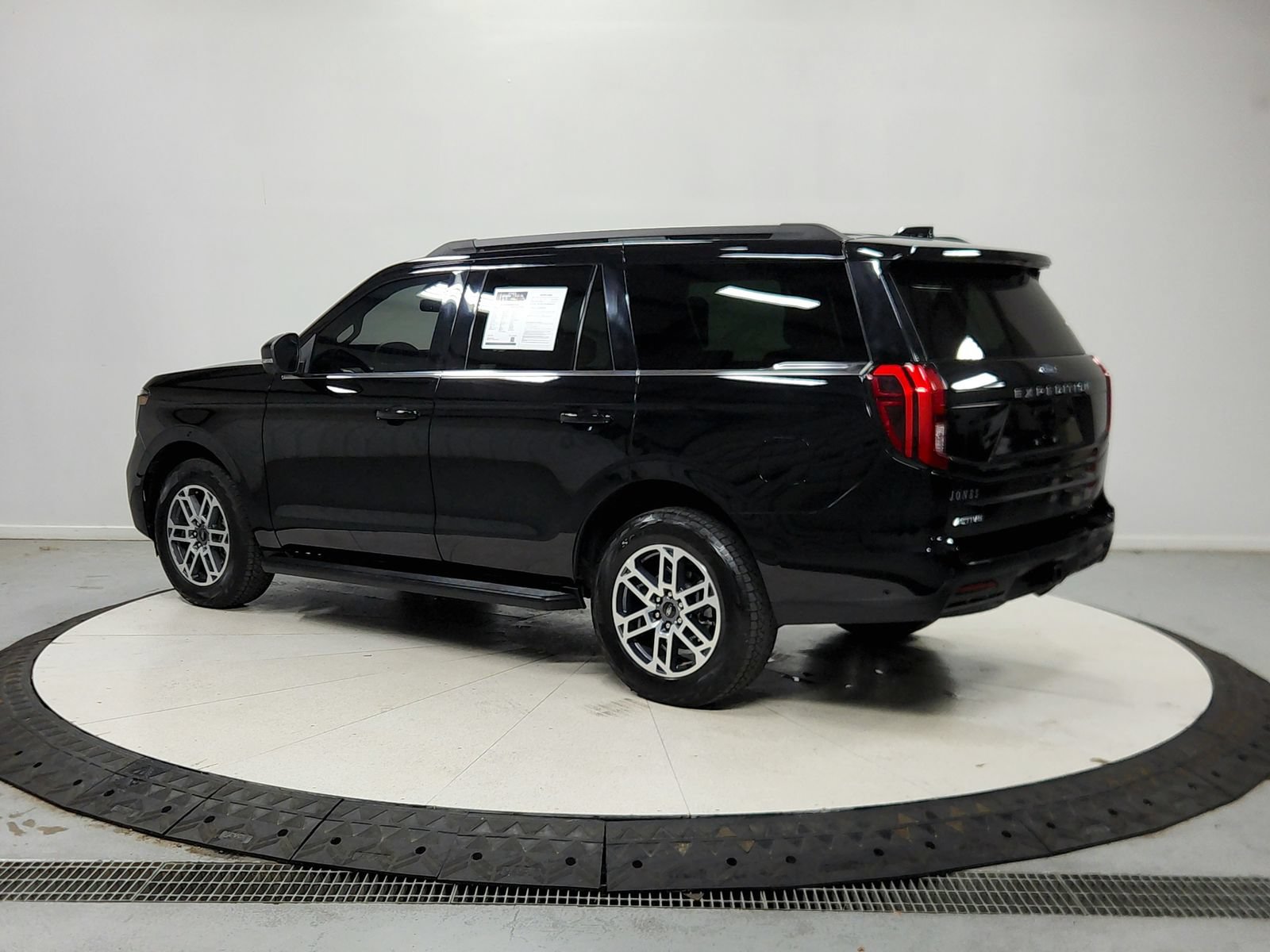 Used 2025 Ford Expedition Active AWD/4WD image 6