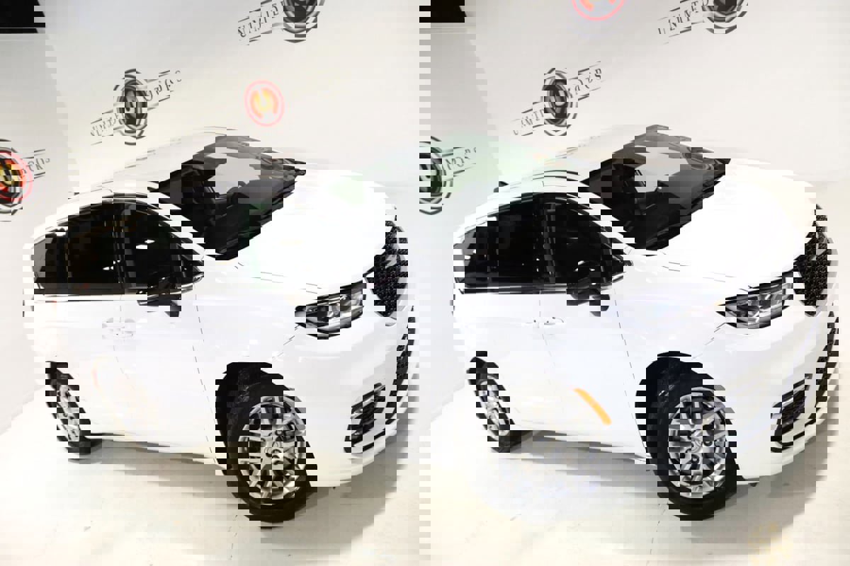 Used 2024 Chrysler Pacifica Touring-L image 7