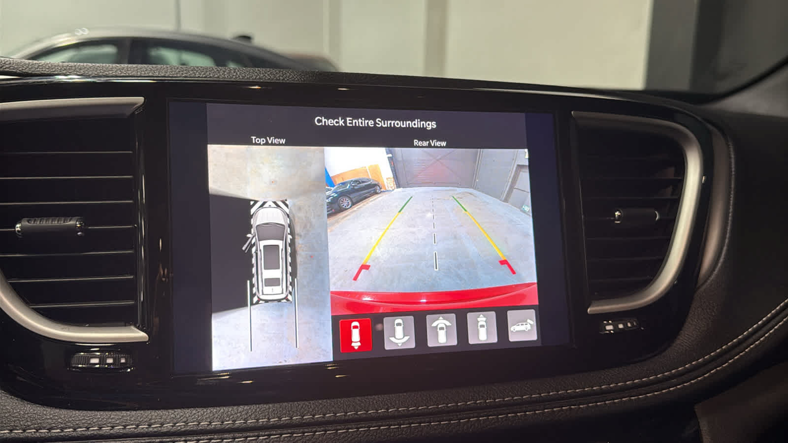Used 2025 Chrysler Pacifica Select FWD image 16