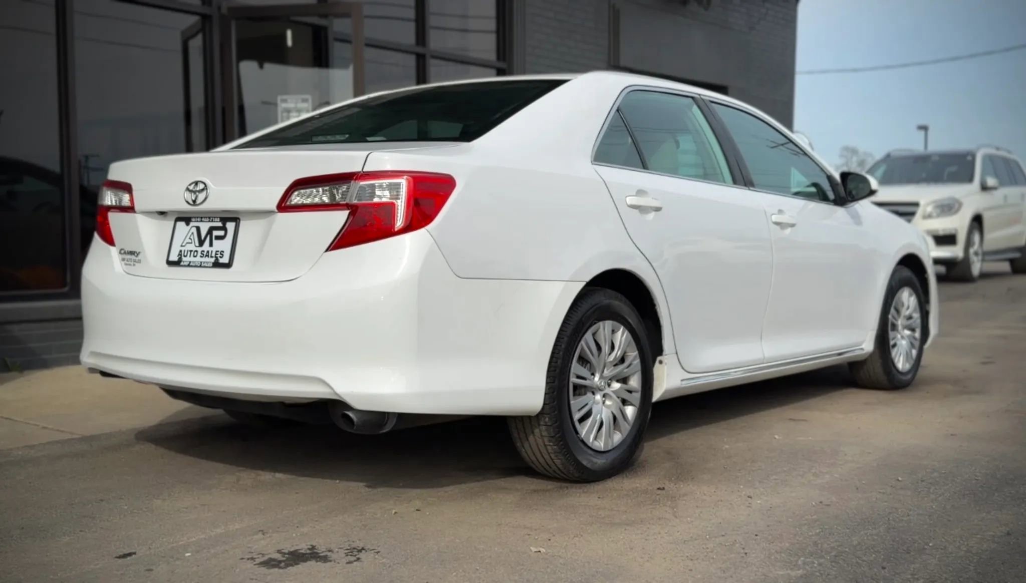 Used 2014 Toyota Camry LE image 2