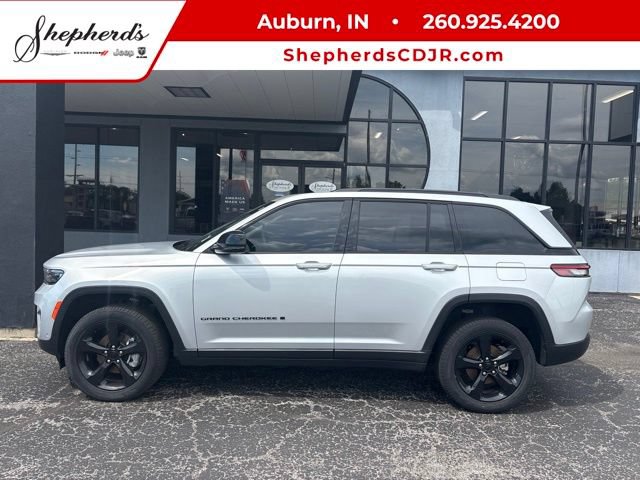Used 2023 Jeep Grand Cherokee Limited w/ Luxury Tech Group II AWD/4WD image 1