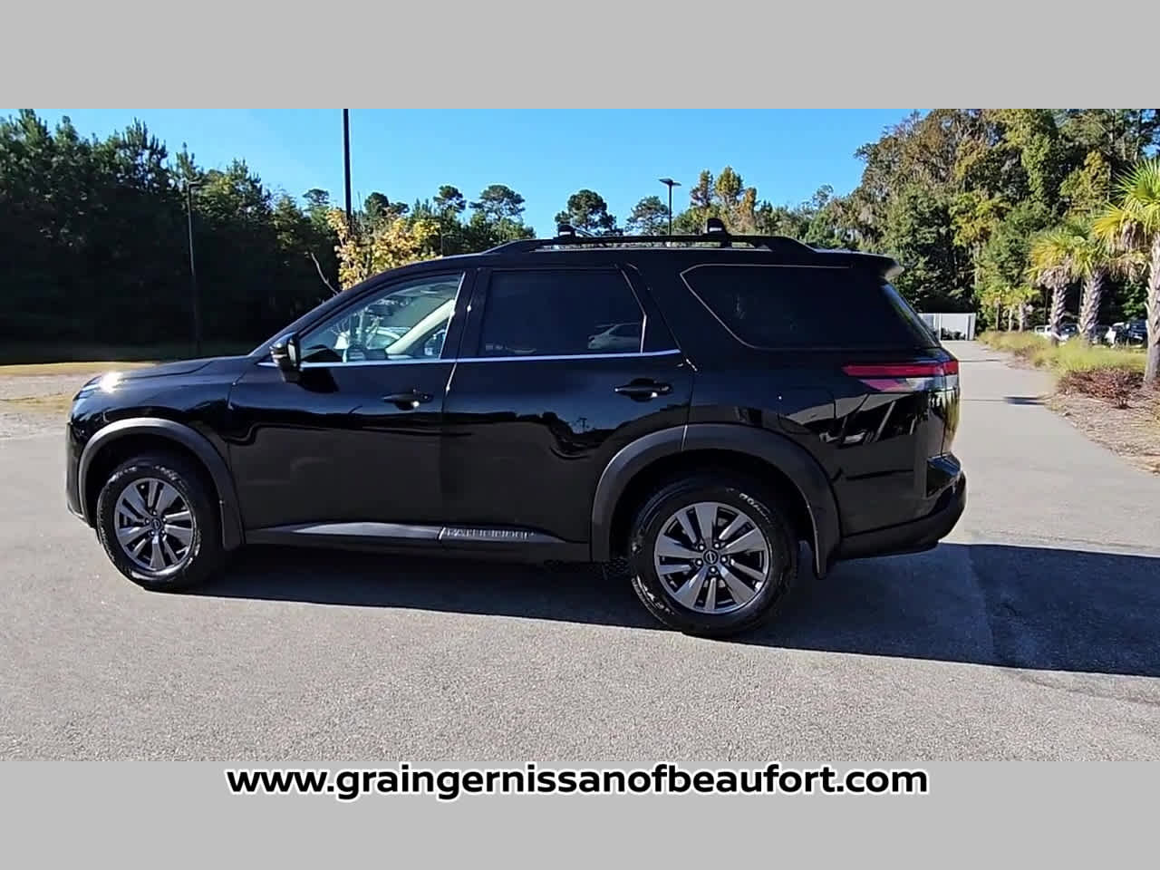 Used 2022 Nissan Pathfinder SV image 25
