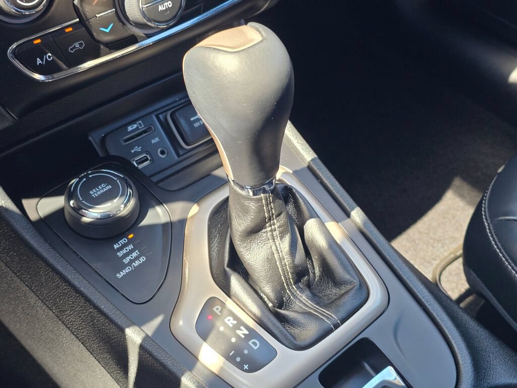 Used 2015 Jeep Cherokee Limited w/ Technology Group AWD/4WD image 36