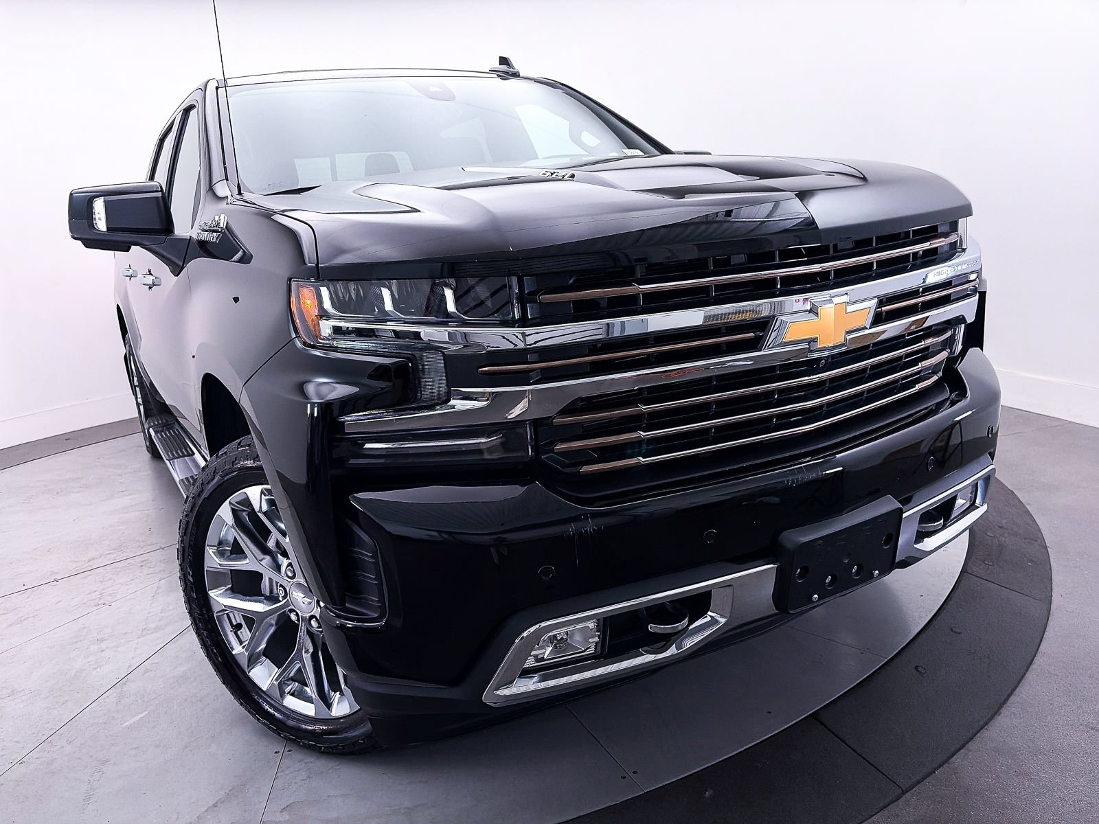 Used 2020 Chevrolet Silverado 1500 High Country w/ Technology Package AWD/4WD image 3