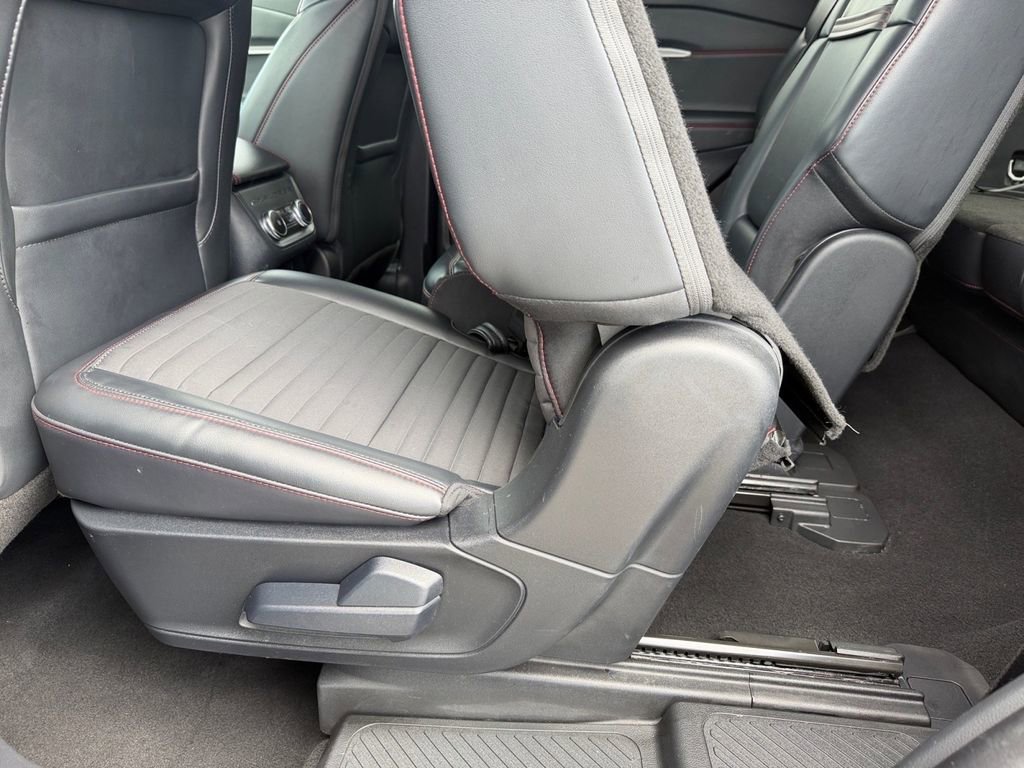 Used 2025 Ford Explorer ST-Line w/ ST-Line Street Pack AWD/4WD image 15