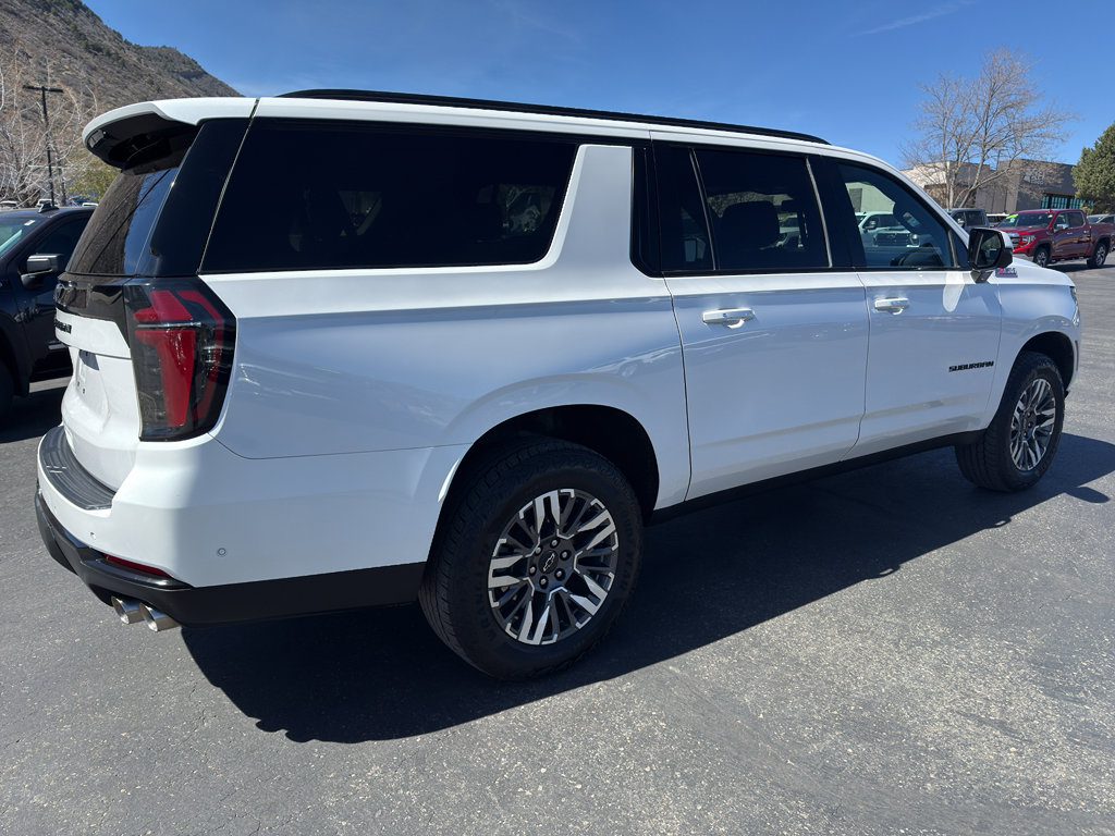 Used 2025 Chevrolet Suburban Z71 image 11