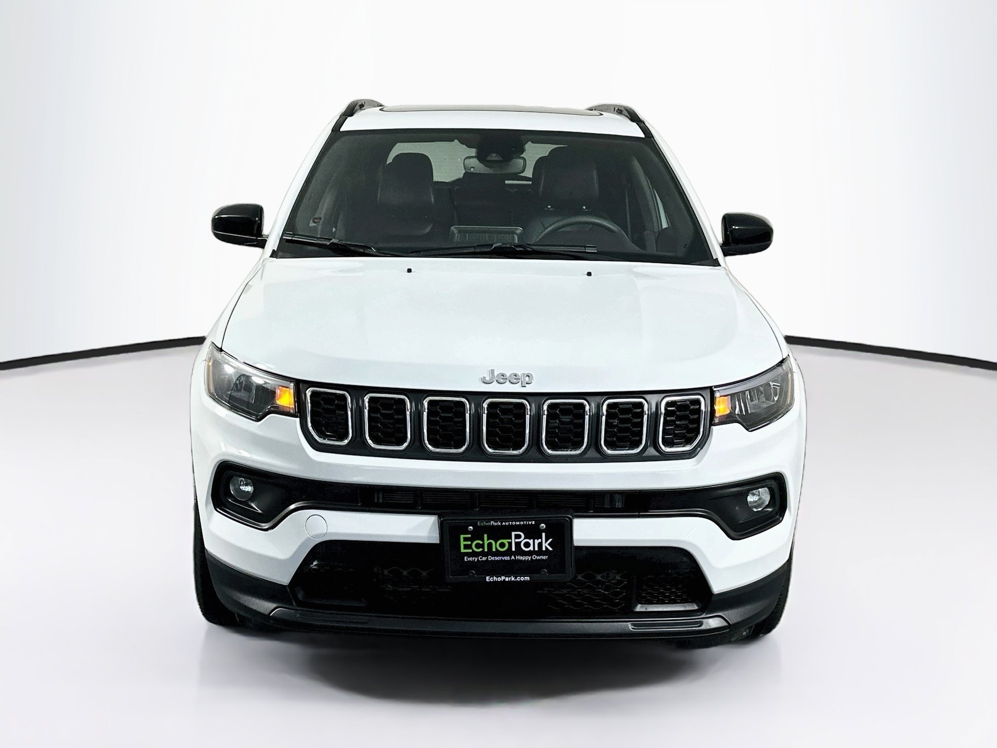 Used 2025 Jeep Compass Latitude w/ Sun & Sound Group AWD/4WD image 2