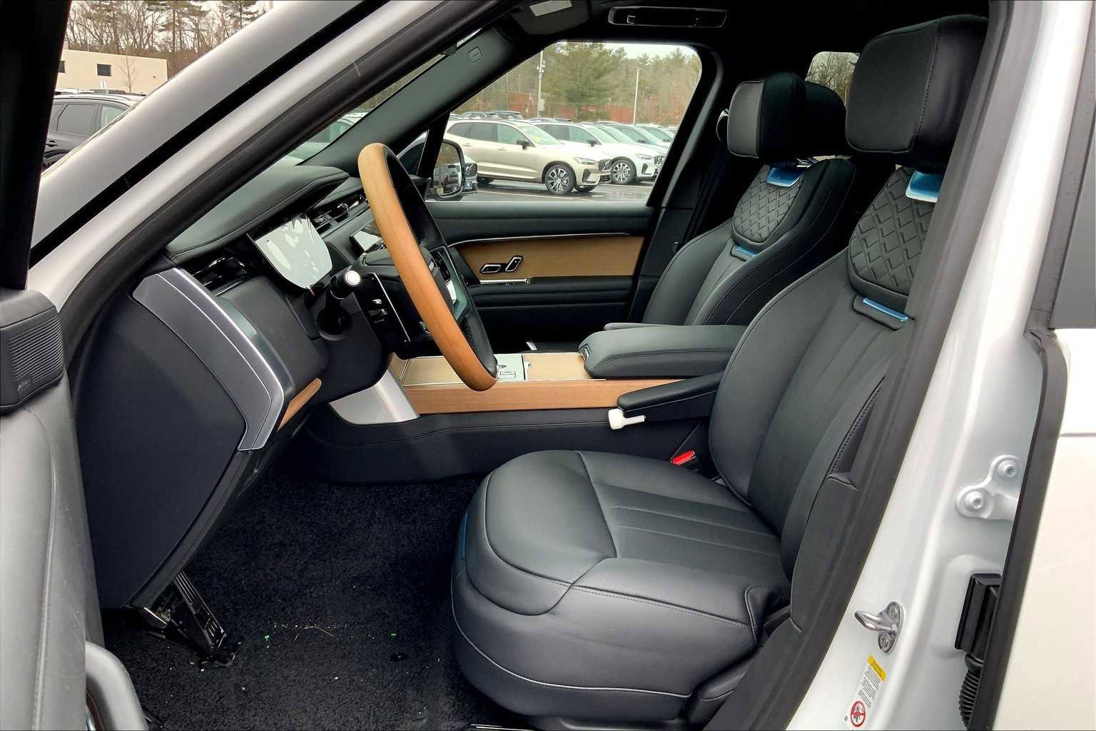 New 2025 Land Rover Range Rover SV image 11