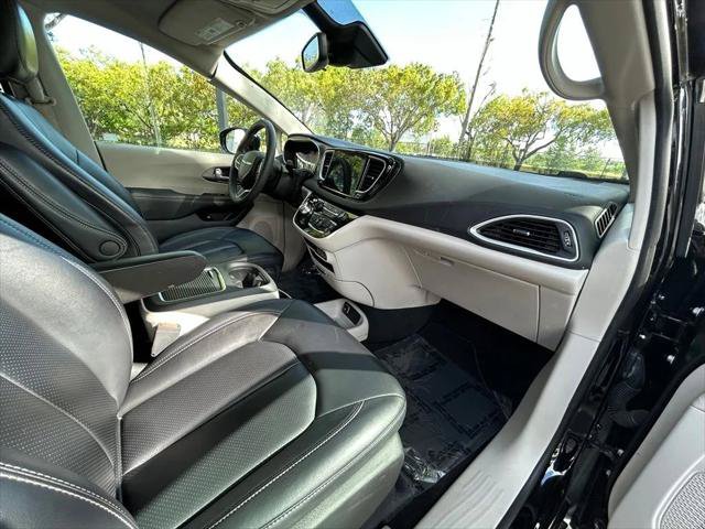 Certified 2024 Chrysler Pacifica Touring-L FWD image 30