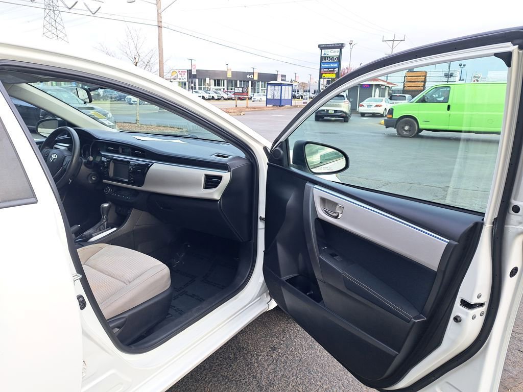 Used 2015 Toyota Corolla LE image 16