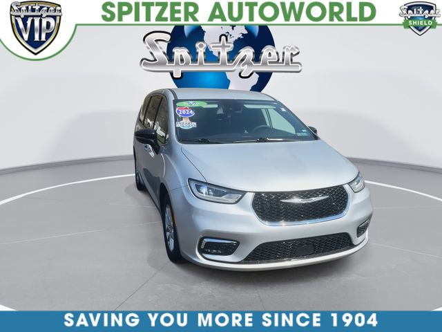 Used 2024 Chrysler Pacifica Touring-L FWD image 3