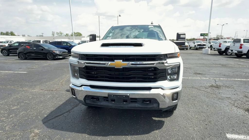 Used 2025 Chevrolet Silverado 2500 LT AWD/4WD image 3