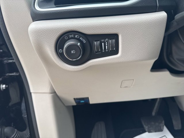 Used 2024 Chrysler Pacifica Touring-L image 13