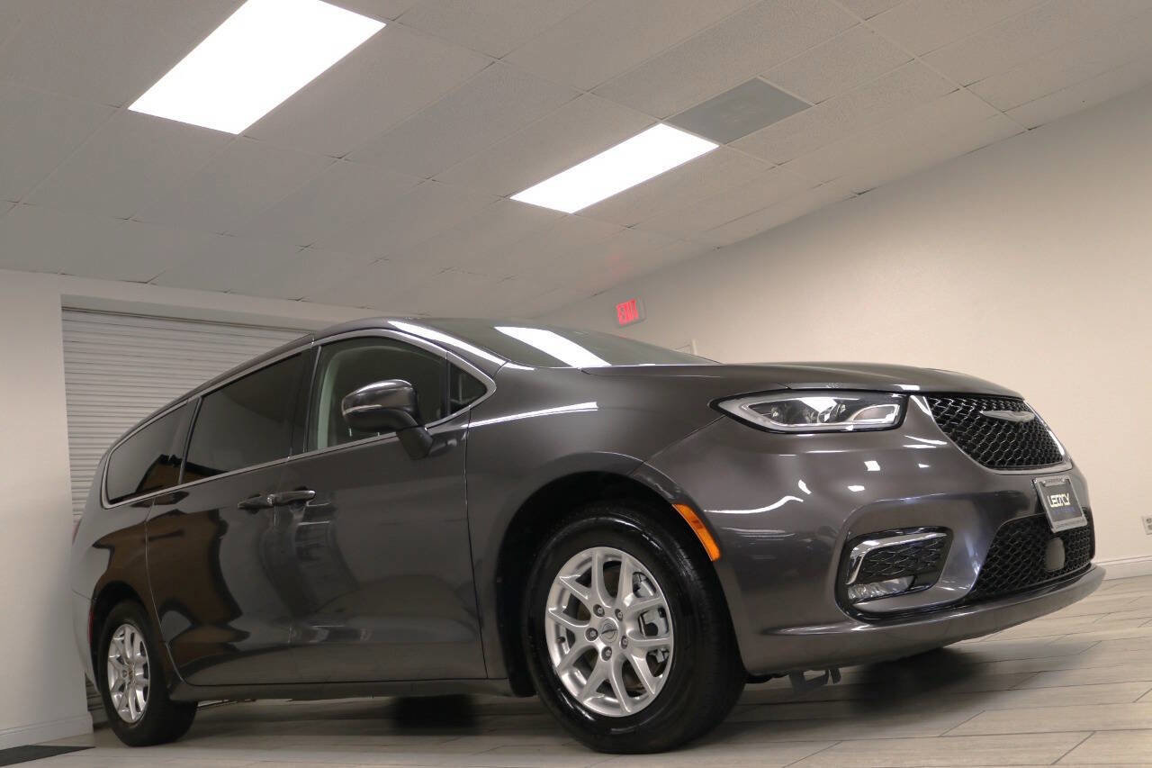 Used 2023 Chrysler Pacifica Touring-L image 10