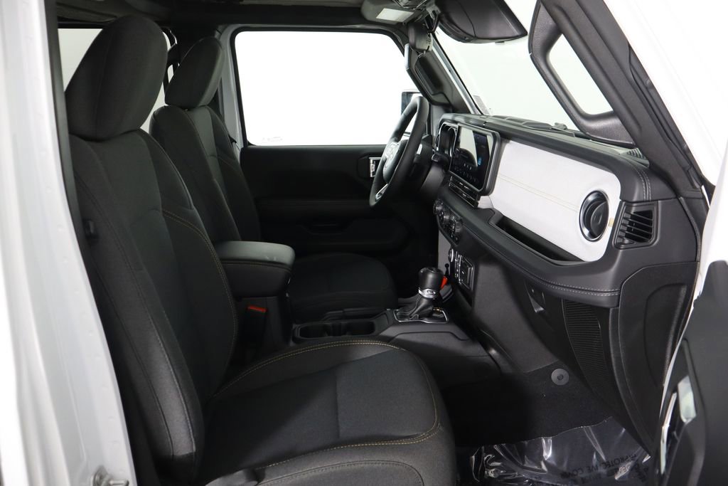 Used 2025 Jeep Wrangler Unlimited Sahara AWD/4WD image 19