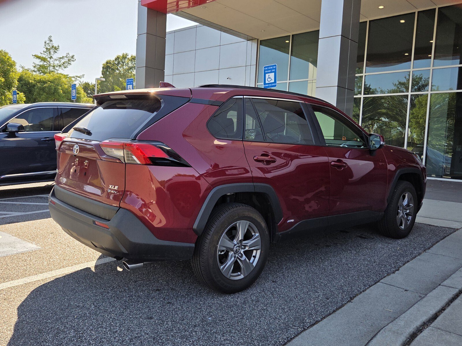 Used 2025 Toyota RAV4 XLE w/ Convenience Package AWD/4WD image 4