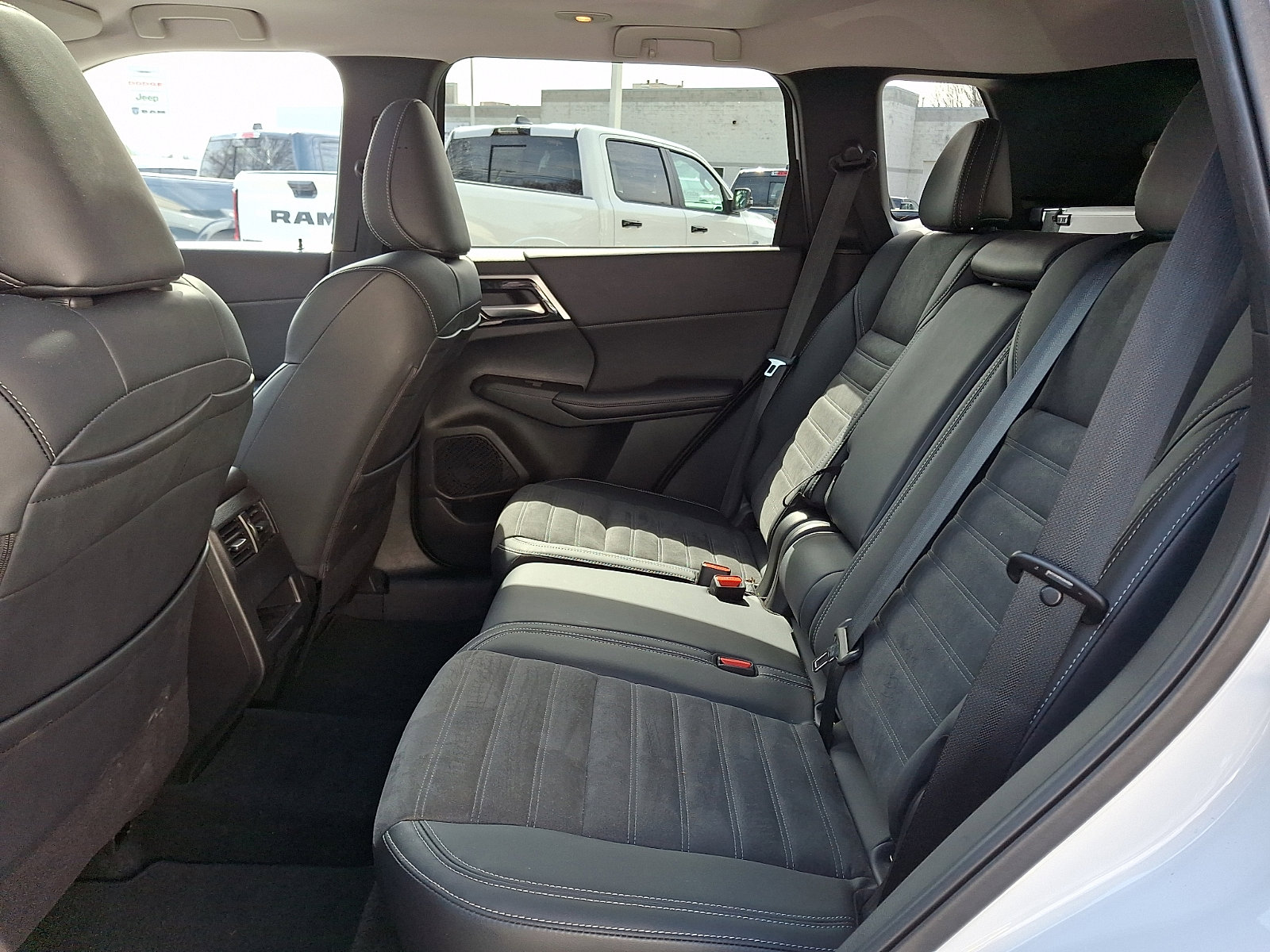 Used 2024 Mitsubishi Outlander SE image 10