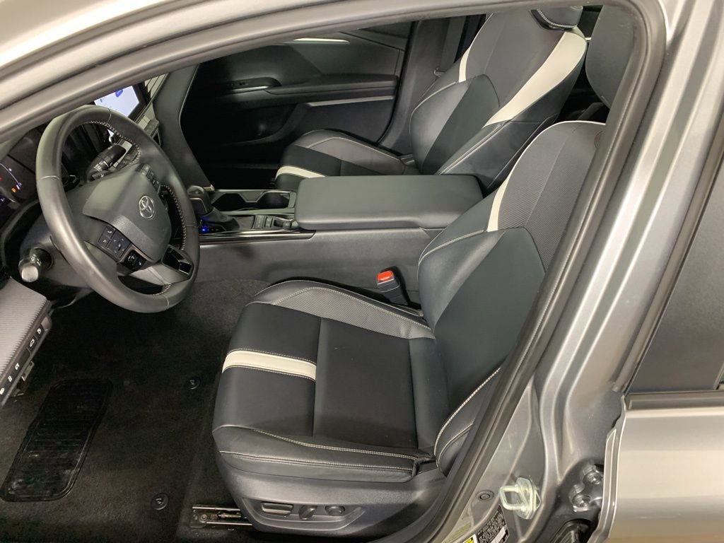 Used 2025 Toyota Camry SE image 29