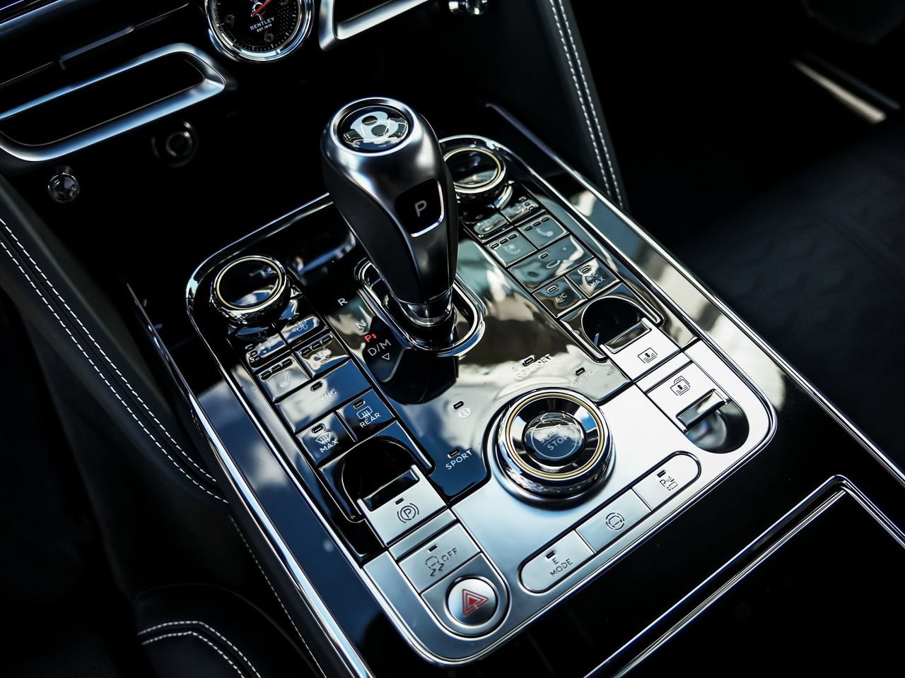 Used 2025 Bentley Flying Spur Plug-In Hybrid AWD/4WD image 21