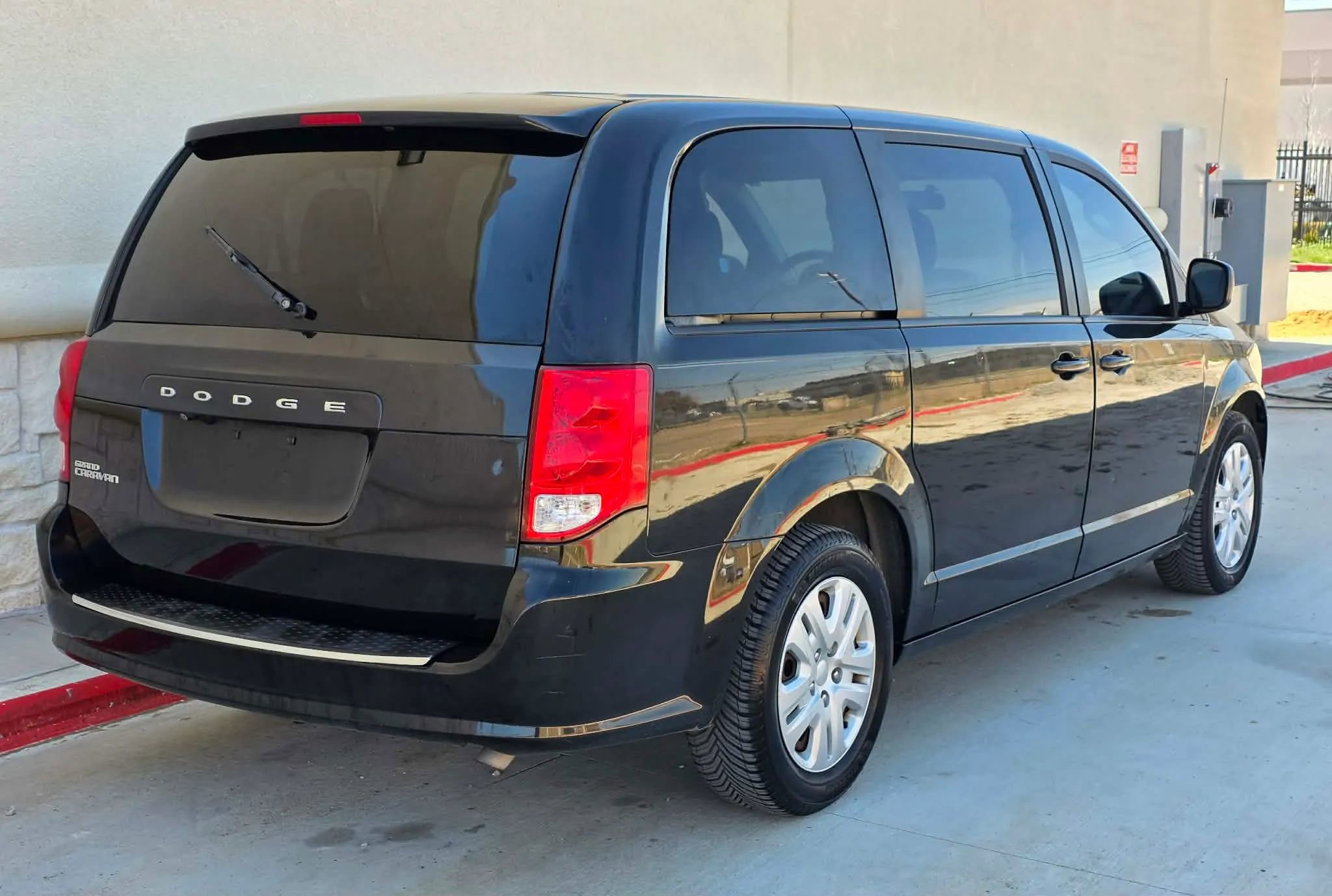 Used 2018 Dodge Grand Caravan SE image 3