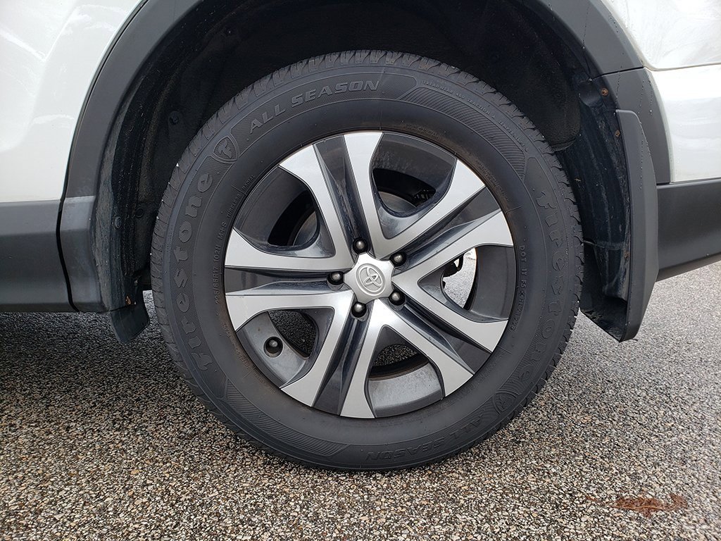 Used 2018 Toyota RAV4 LE image 15