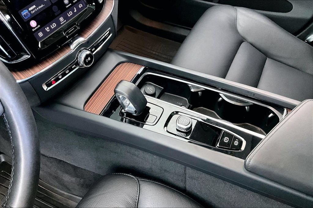 Certified 2023 Volvo XC60 B5 Plus AWD/4WD image 18