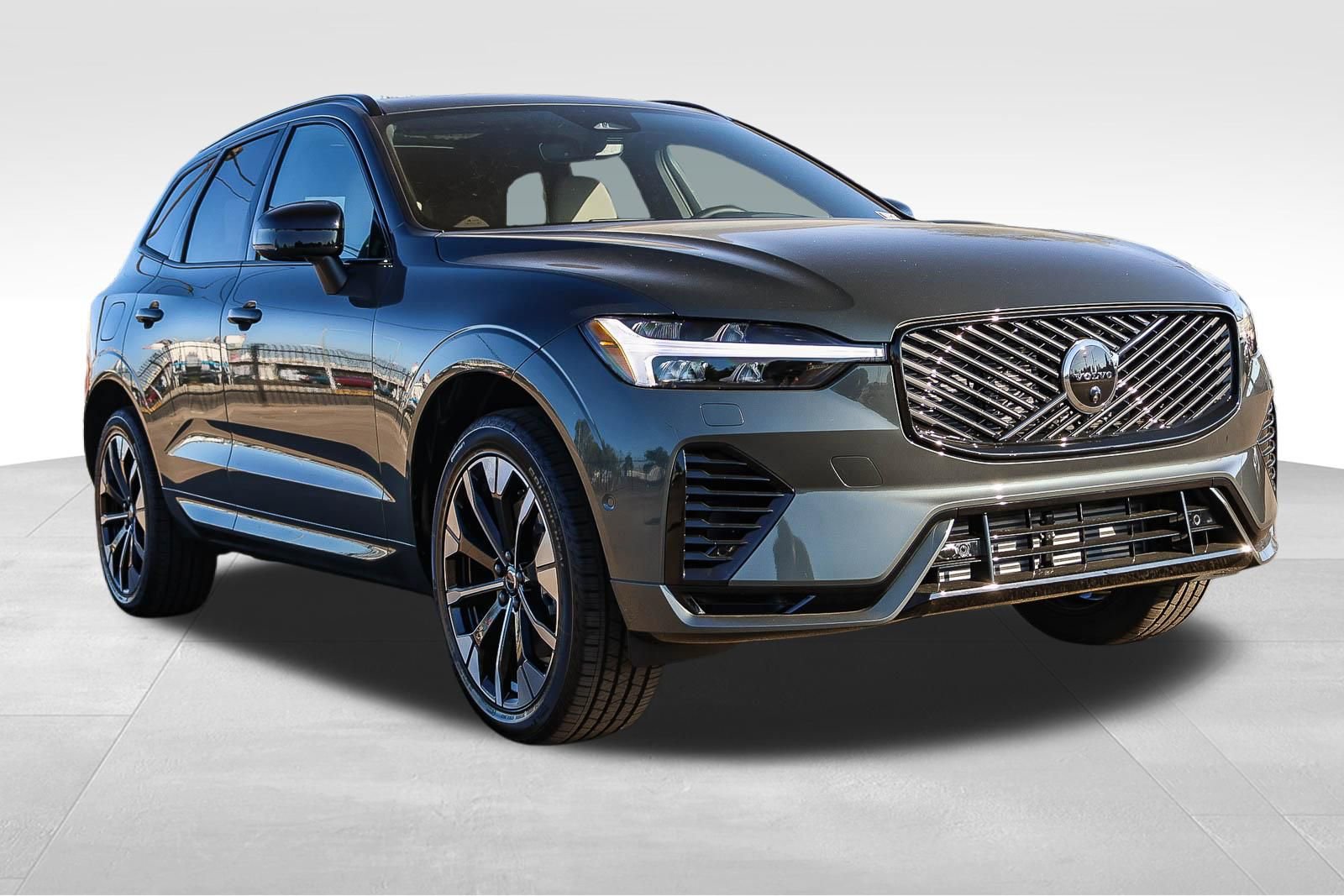 New 2026 Volvo XC60 T8 Plus w/ Climate Package image 3