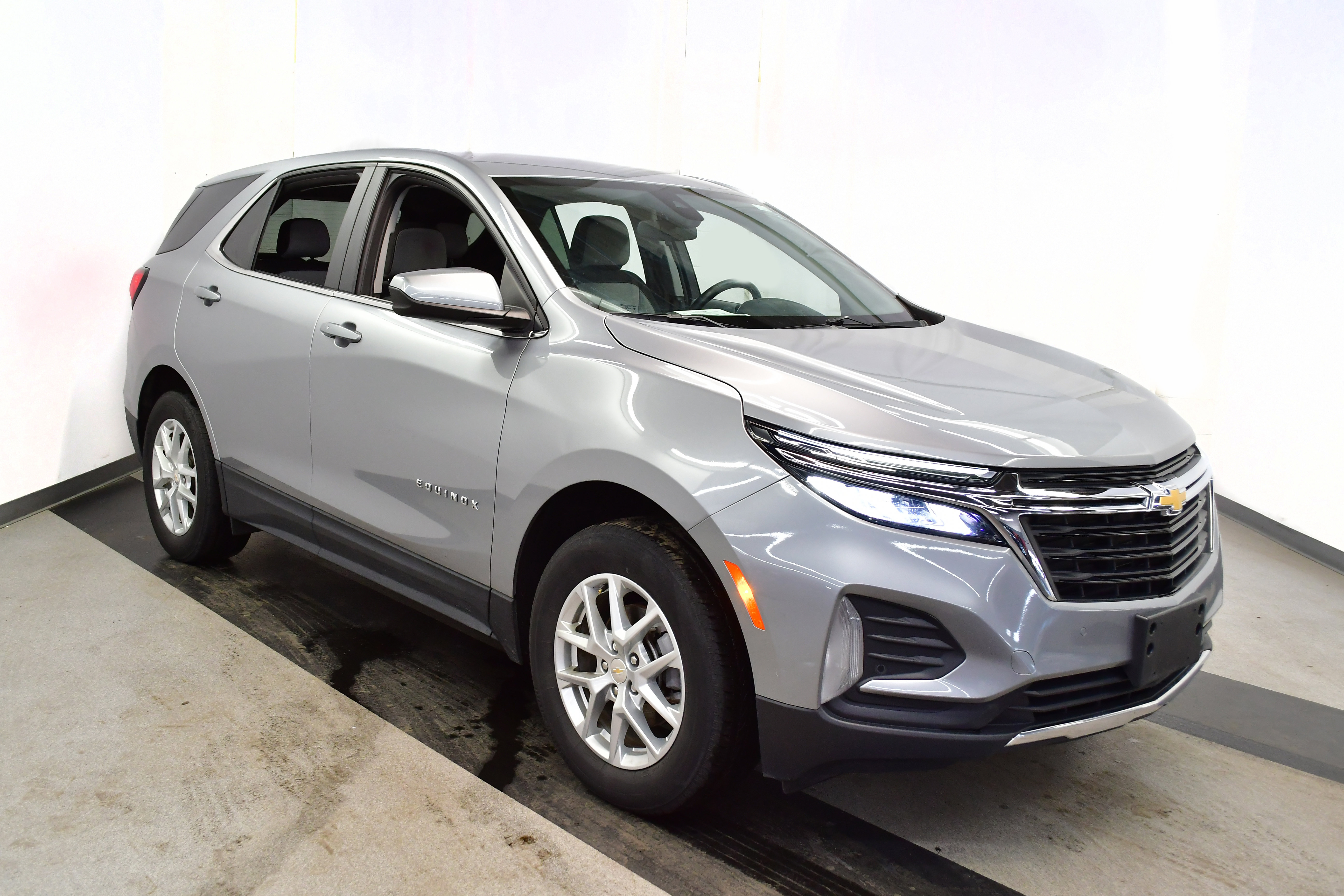 Used 2024 Chevrolet Equinox LT image 2