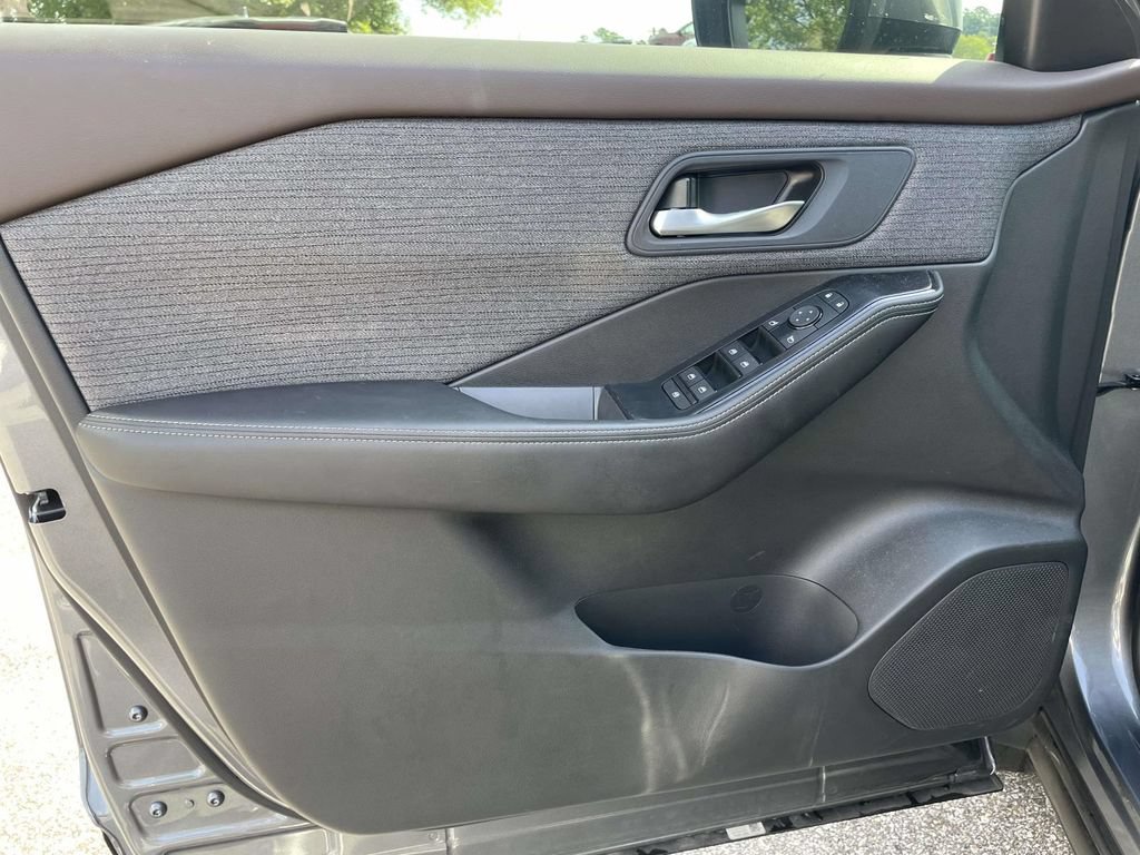 Used 2023 Nissan Rogue SV FWD image 16