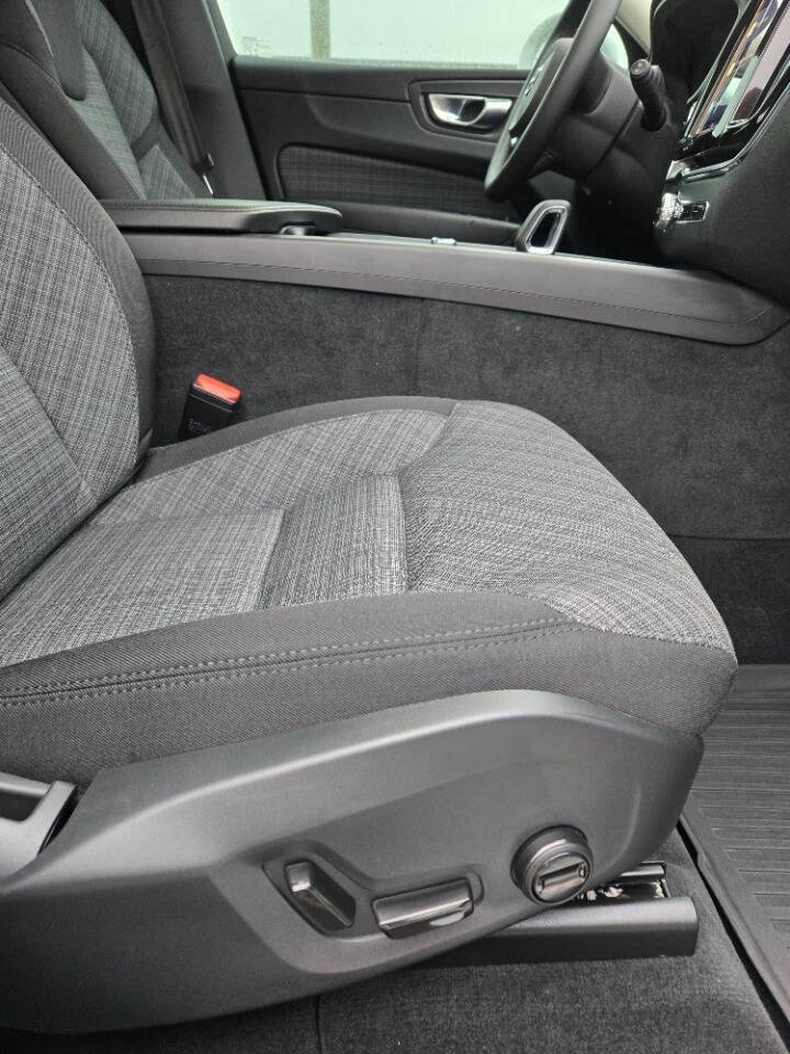 Used 2023 Volvo XC60 B5 Core image 35